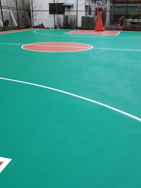 郊区 球场长期使用易出现地面开裂